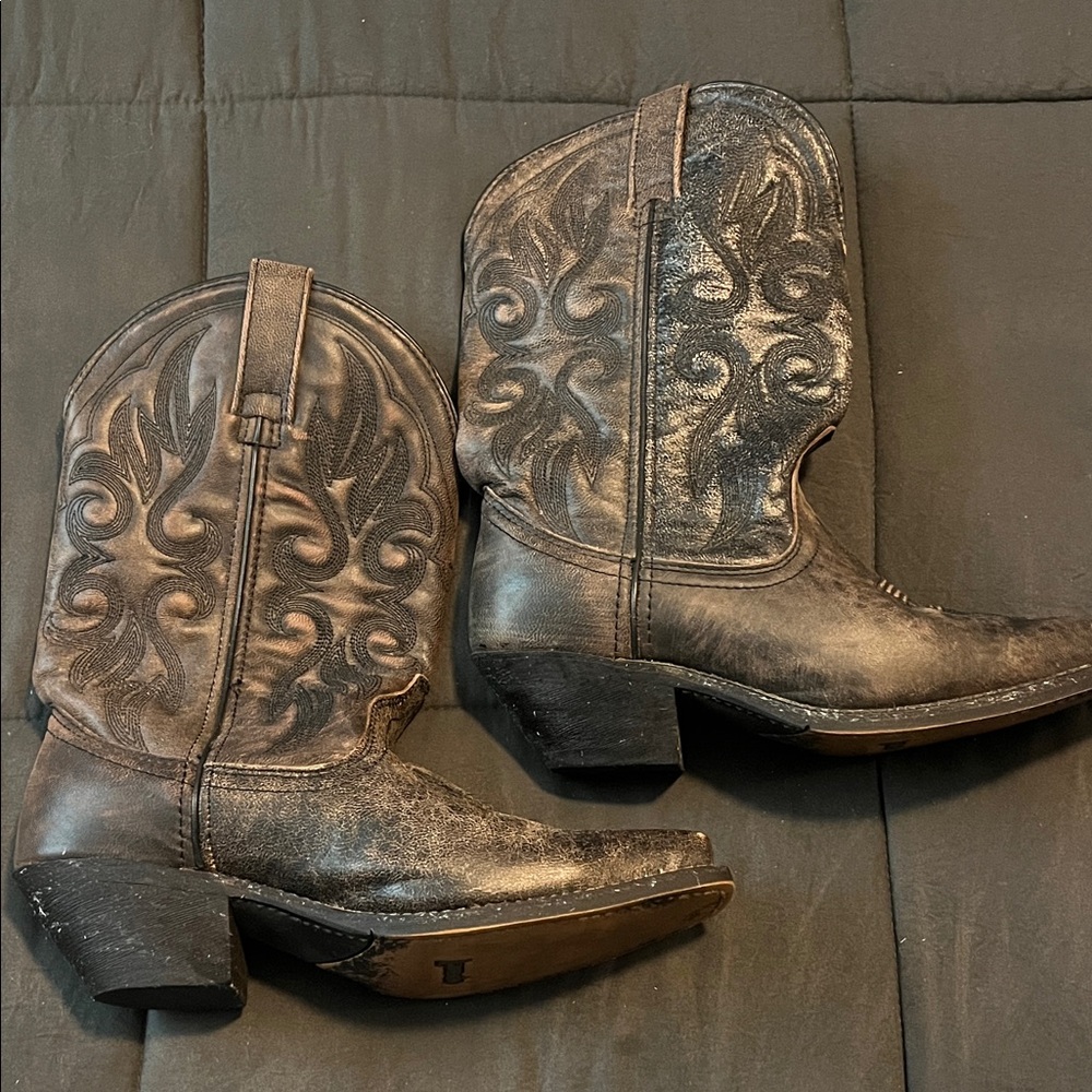Women’s Laredo cowgirl boots size 7 distressed brown
Hardly worn